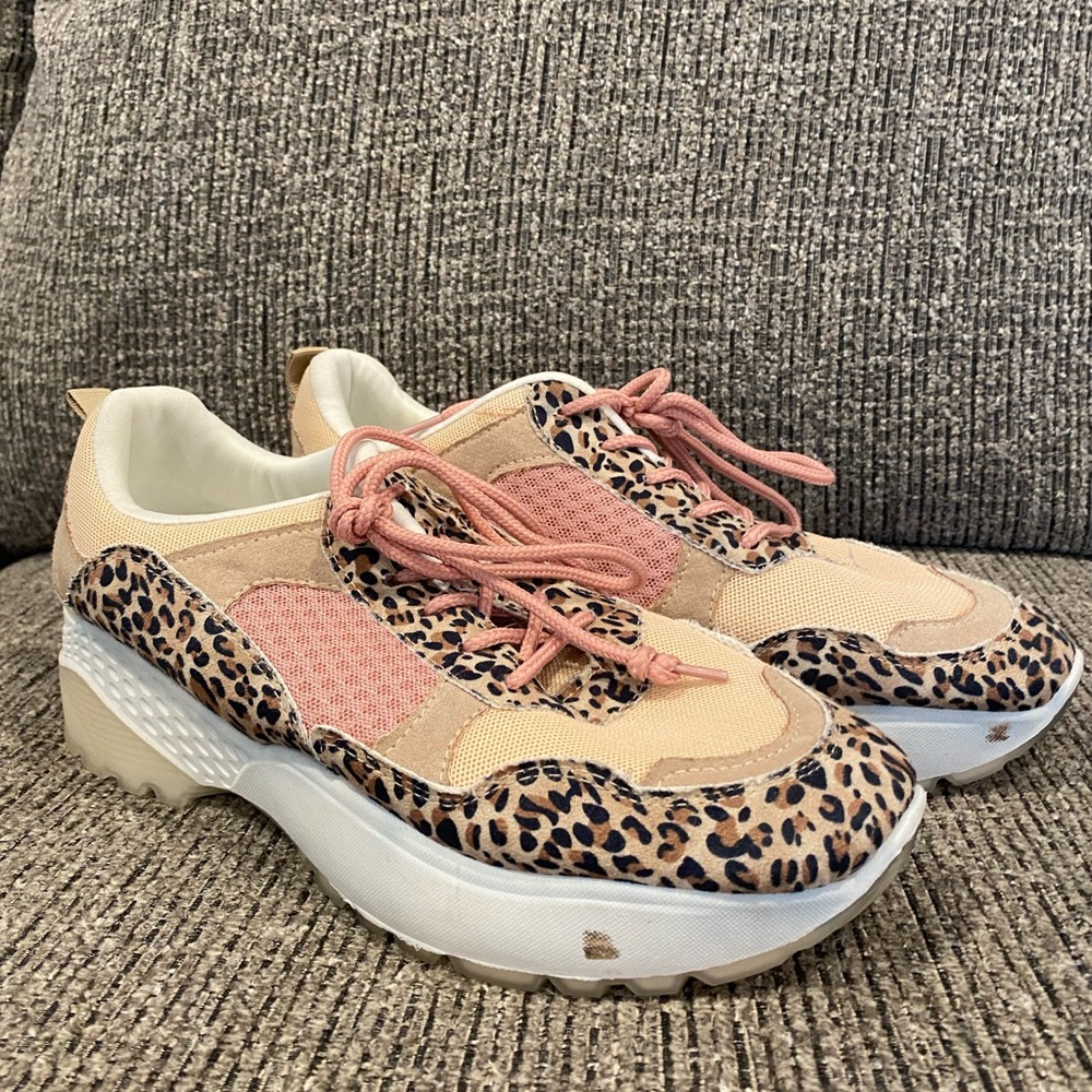 Kittenish 9 sneaker. NWOT